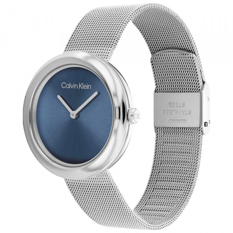 Montre femme, Calvin Klein, Twisted Bezel, Métal Argenté, quartz, affichage analogique, boîtier rond, bracelet en maille milanaise, cadran bleu métallisé, élégance citadine, design contemporain.