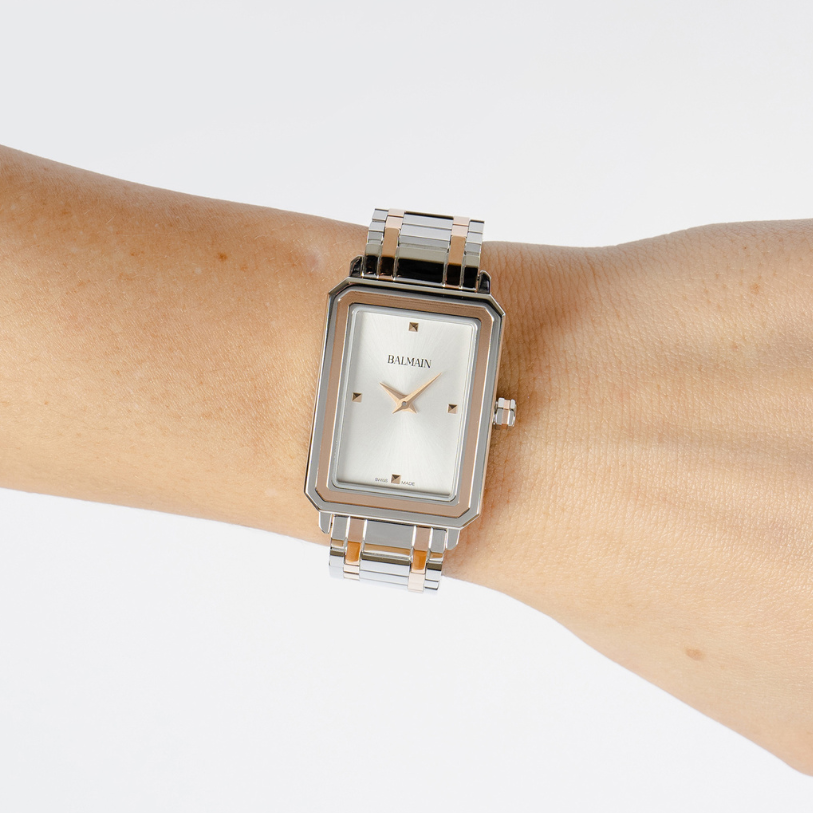 La montre Eirini B43883326 de Balmain incarne l'élégance et le raffinement. Avec son boîtier rectangulaire en acier inoxydable de 25 mm de diamètre et 6,85 mm d'épaisseur, cette montre allie sobriété et style. La couronne remontoir est positionnée à 3 heures pour permettre le réglage de l'heure. Un verre en saphir solide surplombe le cadran pour le protéger des rayures. Cette montre offre également une étanchéité de 3 ATM, ce qui la rend résistante aux éclaboussures et aux projections d'eau.