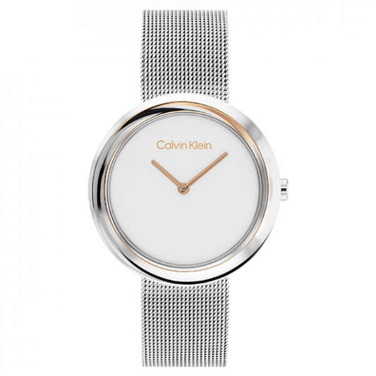 Montre Calvin Klein, Twisted Bezel, Métal Argenté, Quartz, affichage analogique, boîtier rond, bracelet en métal argenté, cadran épuré, étanchéité 30 mètres, sophistication urbaine, élégance contemporaine.